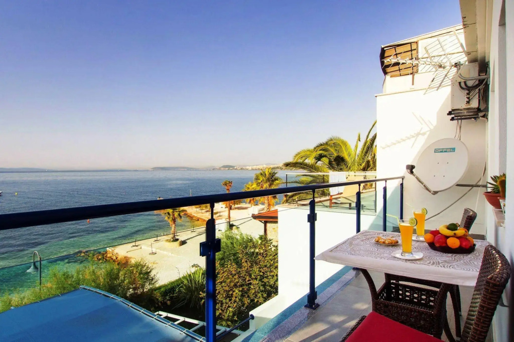 Beachfront Villa Mediteran