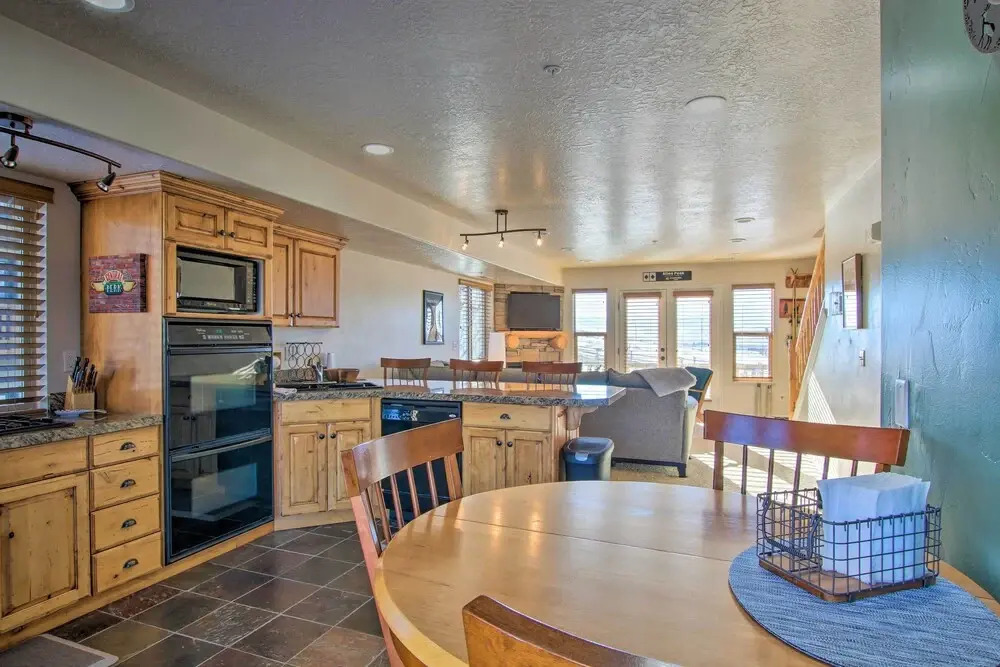2-condo Property w/ Mtn Views by Golf & Ski Resort