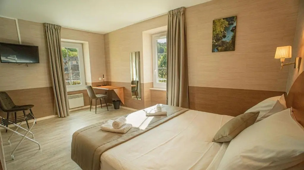 LOGIS HOTEL LHÔTEL DES BAINS - Salles-la-Source
