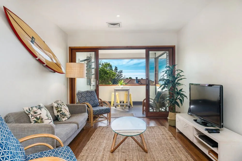 Quiksilver Apartments The Pass - steps from beach