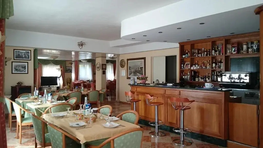 Hotel Holiday House