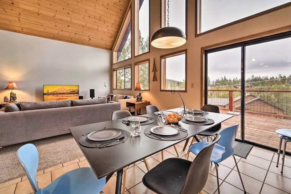 Deck + Fireplace: Log Cabin in Tahoe Donner!