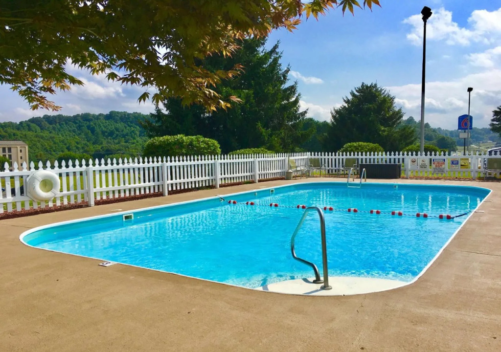Motel 6 Hillsville, VA