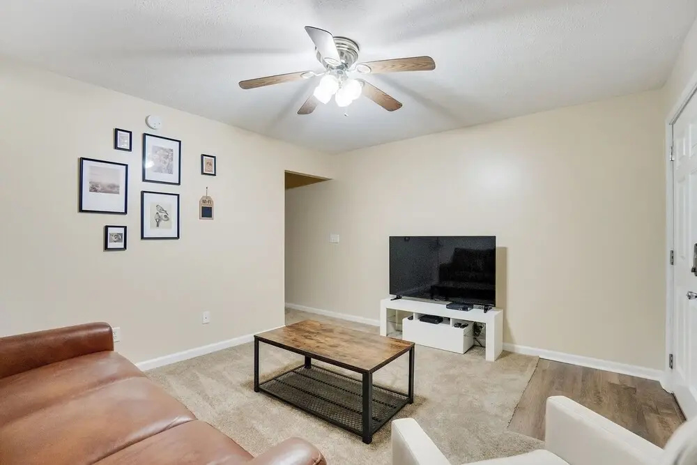 Updated Bunk House 4 Minutes To Lucas Oil - 8 Minutes To Downtown 3 Bedroom Home by Redawning
