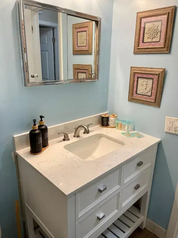 Lovely 2 bedroom 1 bathroom minutes from the beach