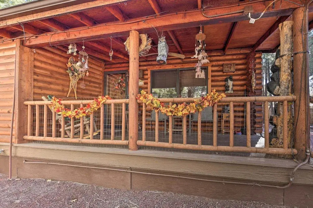 Family & Dog Friendly: Rustic Lakeside Cabin