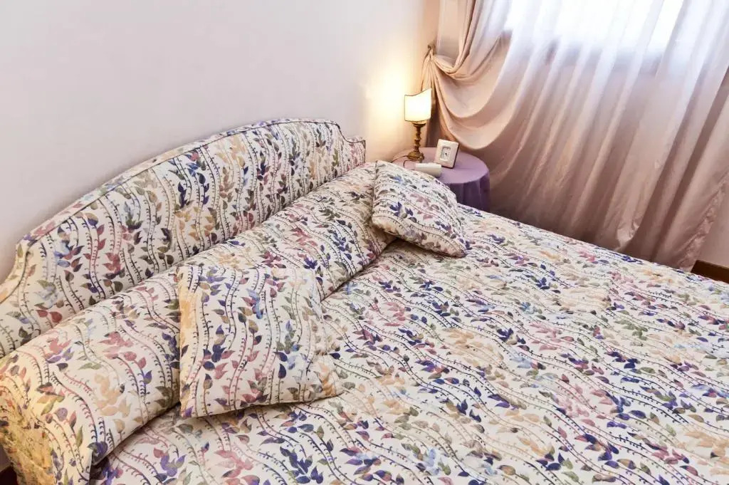 Elegant Apartment with Lift in 17th-Century Palace, Walk to St Marks Square