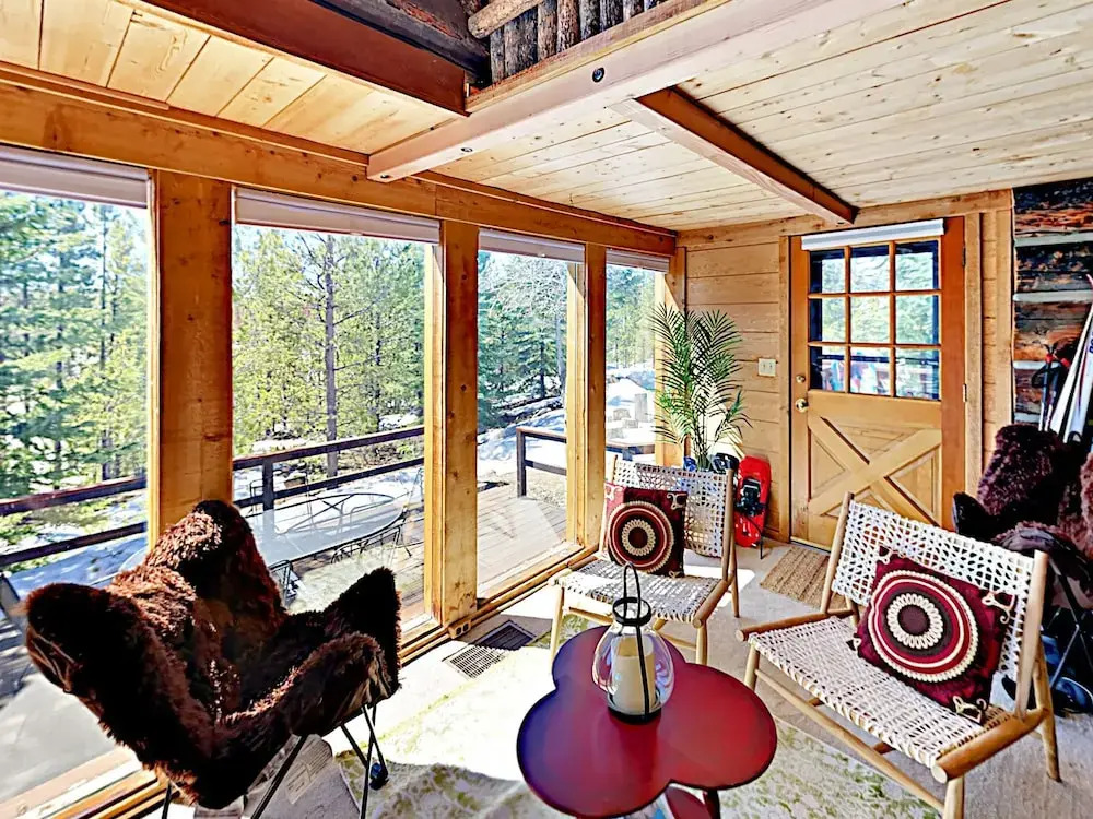 Secluded Mountain-view Log , Near Snow Trails 2 Bedroom Home