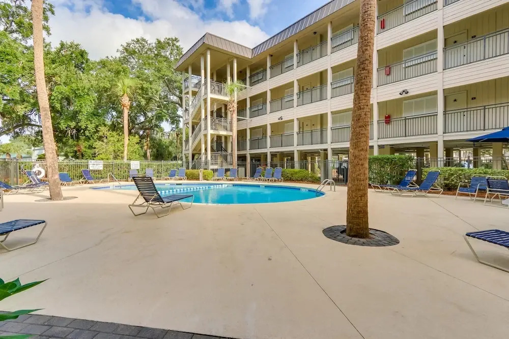 Hilton Head Island Condo: Steps to Beach!
