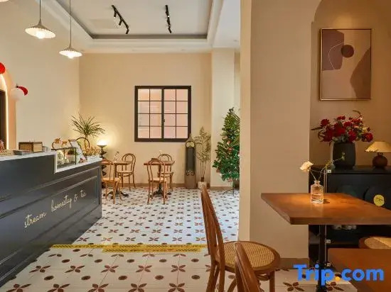 Salut Café Homestay