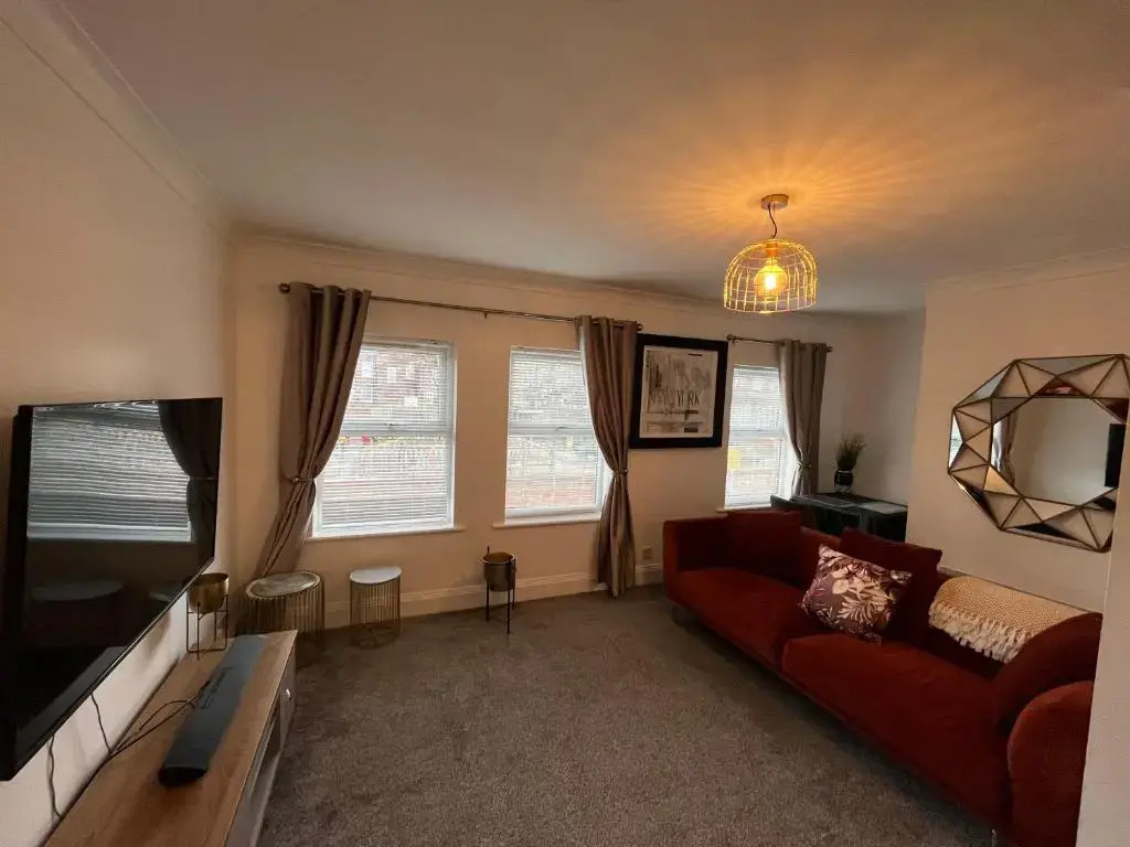 York Centre 2 Bedroom Renovated Flat, 8 Escrick Street