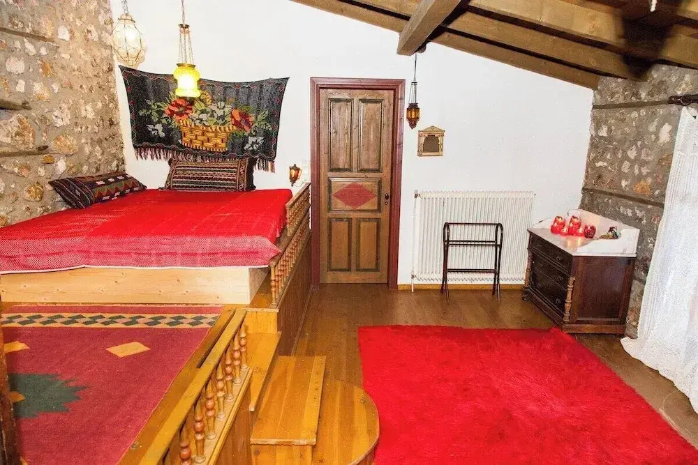 260m2 Unique Mountain House in Lilea Parnasos
