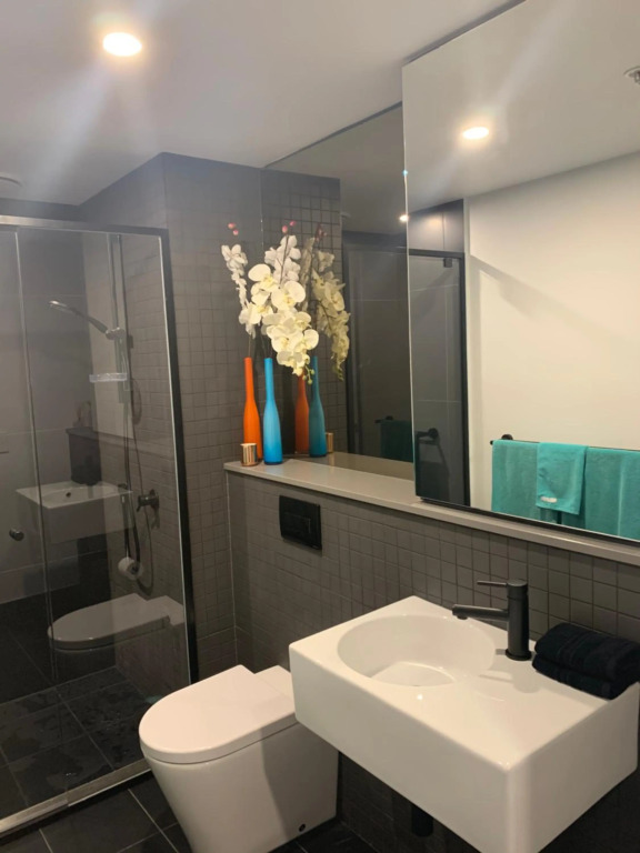Midnight Luxe 1 BR Executive Apartment in the heart of Braddon Pool Sauna Secure Parking Wine WiFi Netflix