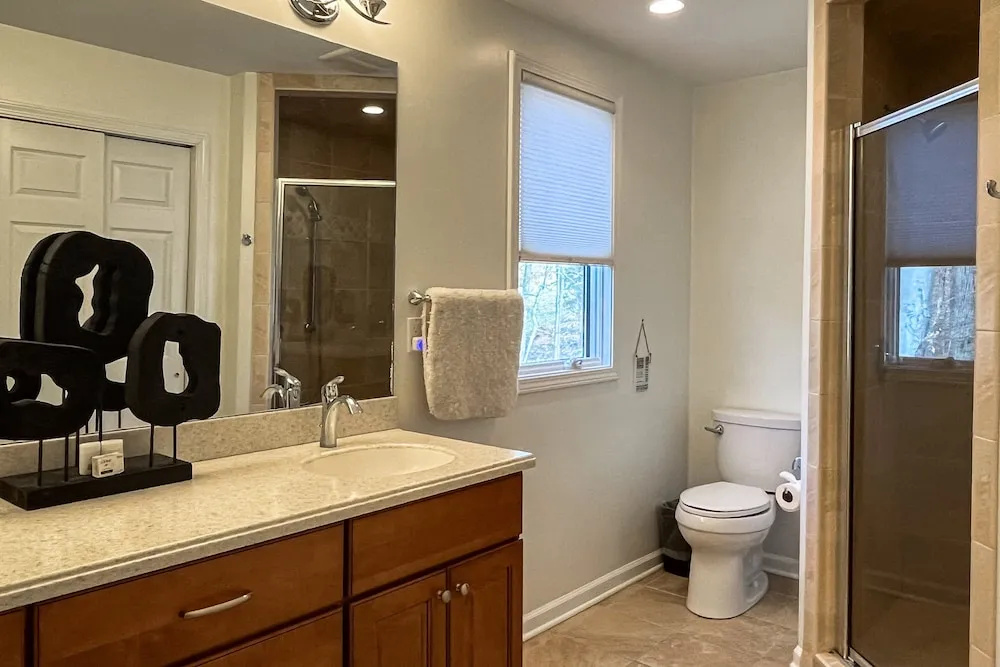 Lakedaze - Spacious Dog-friendly Lakefront House W/dock, hot tub & Putting Green