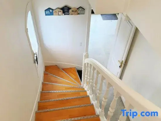 Signature Residence – 5-Bedroom Detached House 1000 m², 15 min to Paris by Metro