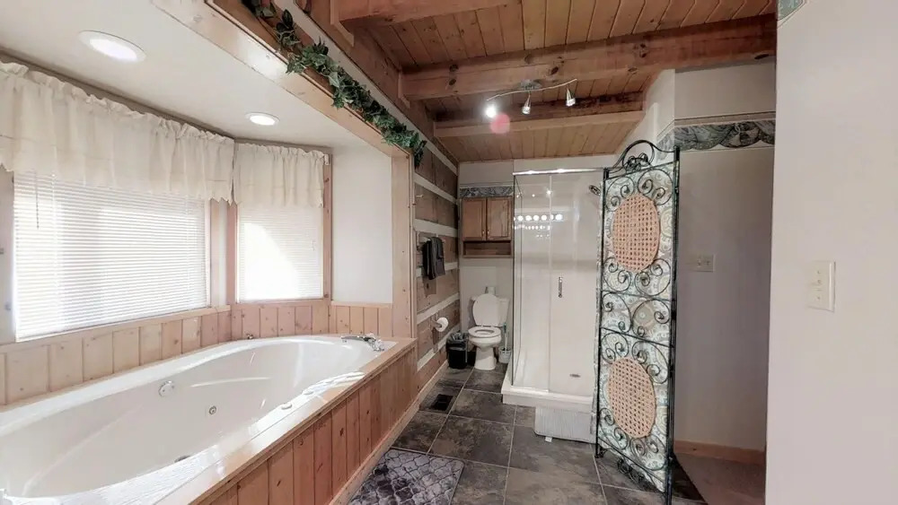 Dogwood Acre 3 Bedroom Cabin by RedAwning