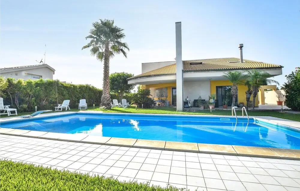 Amazing Home in S. Croce Camerina RG With 6 Bedrooms, Private Swimming Pool and Outdoor Swimming Pool