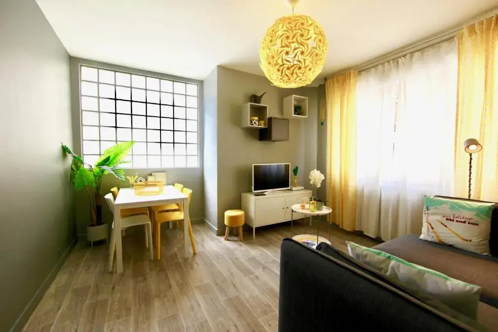 HomeBuddy' - Le cocon coloré - centre ville - 50m de la gare