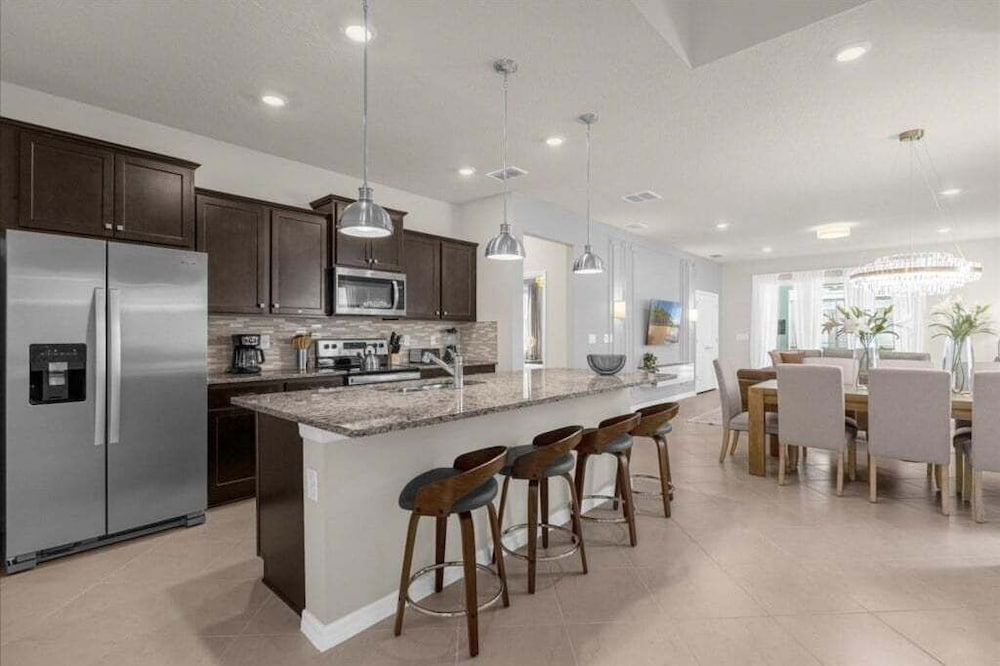 7 Bedroomss/ Windsor Cay Home