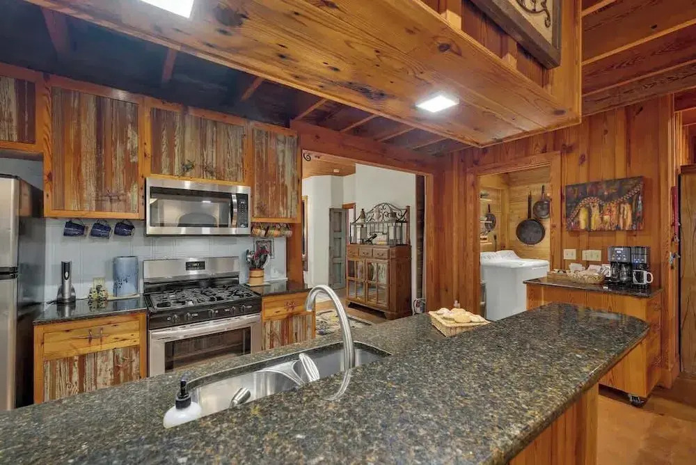 The Willows Casa Grande + Sundown Suite Sleeps 13 - Close to Main St