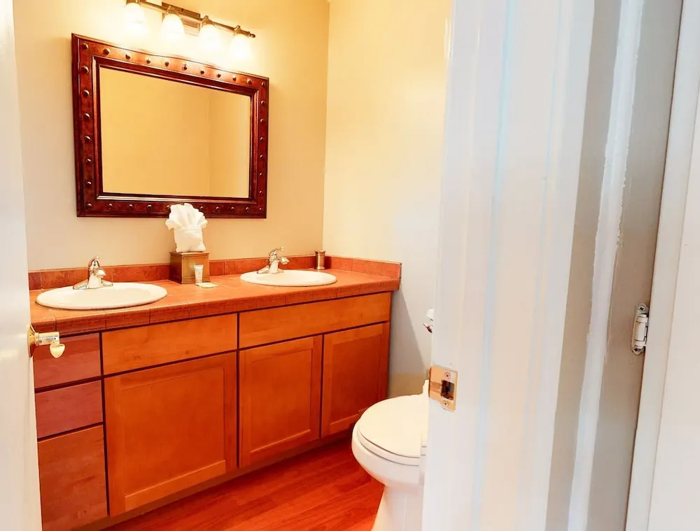 Sierra Manors 8 Pet-Friendly, Short Walk to the Shuttle, Spacious, Centrally Located by RedAwning