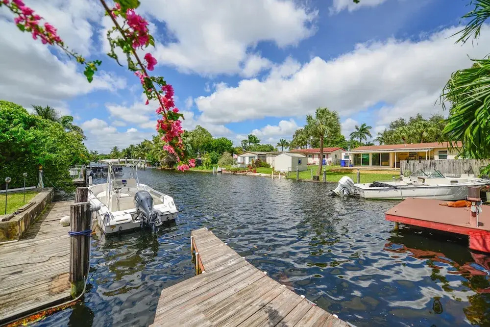 Wonderful 2BR House with Canal Access