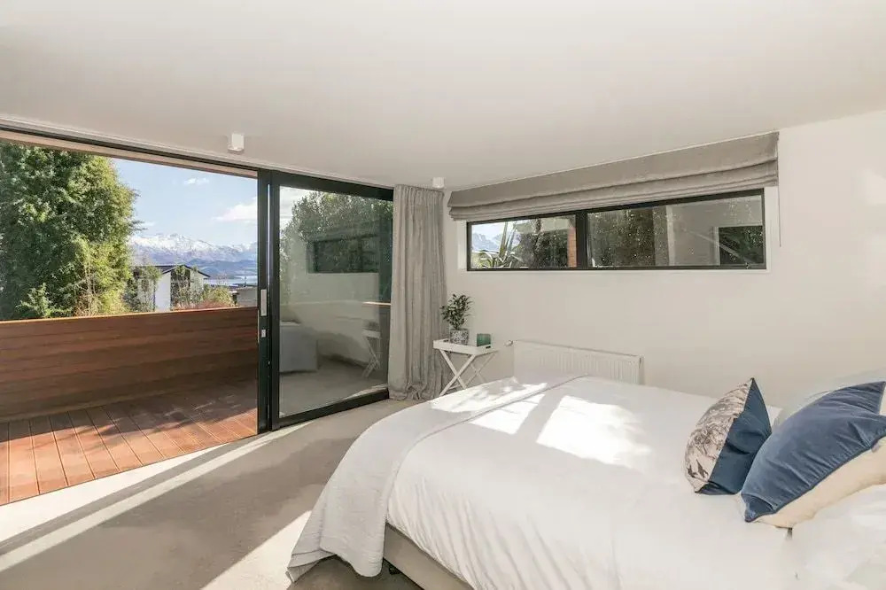Clutha Place - Sleeps 8 - Lake Views - Balcony