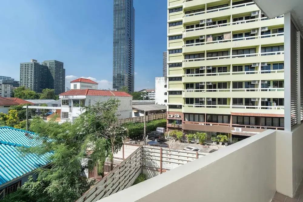 181 Ekkamai Apartment
