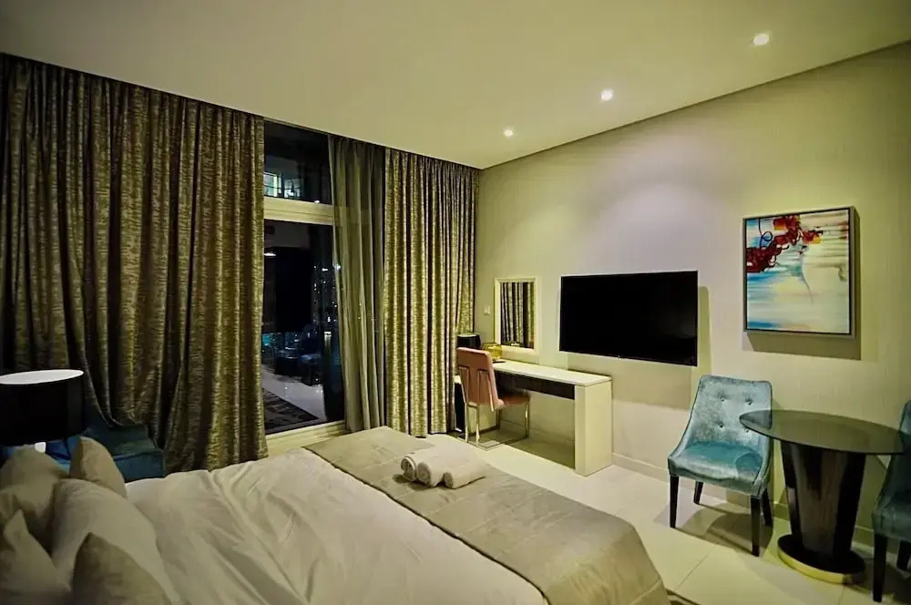 Stunning Studio Dubai with Infinity Pool and Canal View