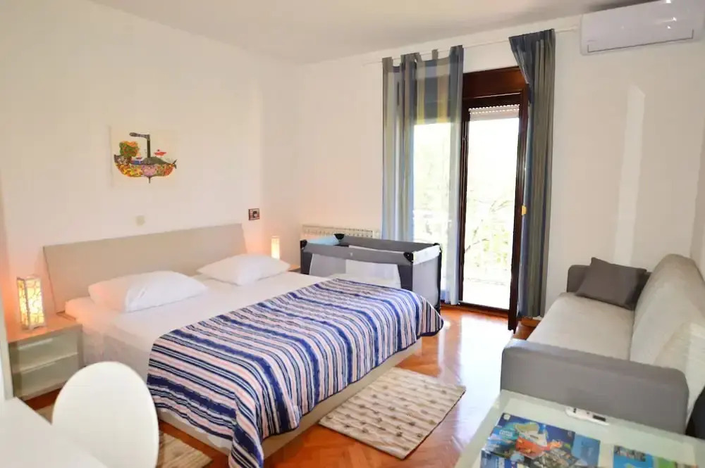 Elza Apartments