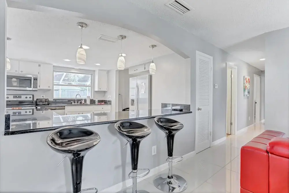 3BR Pool Home in Tampa by Tom Well IG - 712