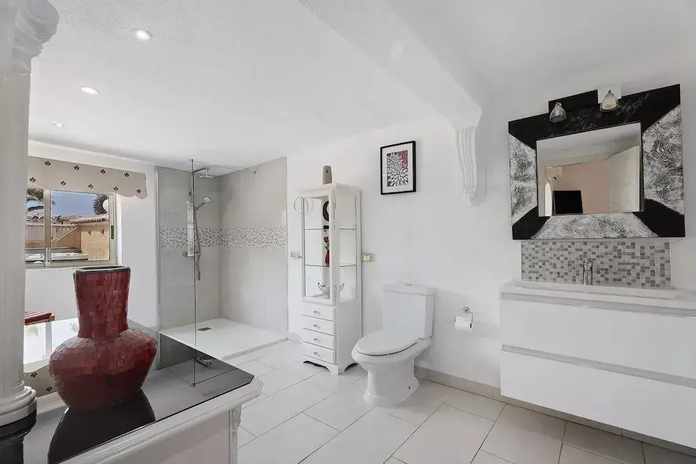 Exceptional 3 Bed Villa Malpas sleeps 6 h pool