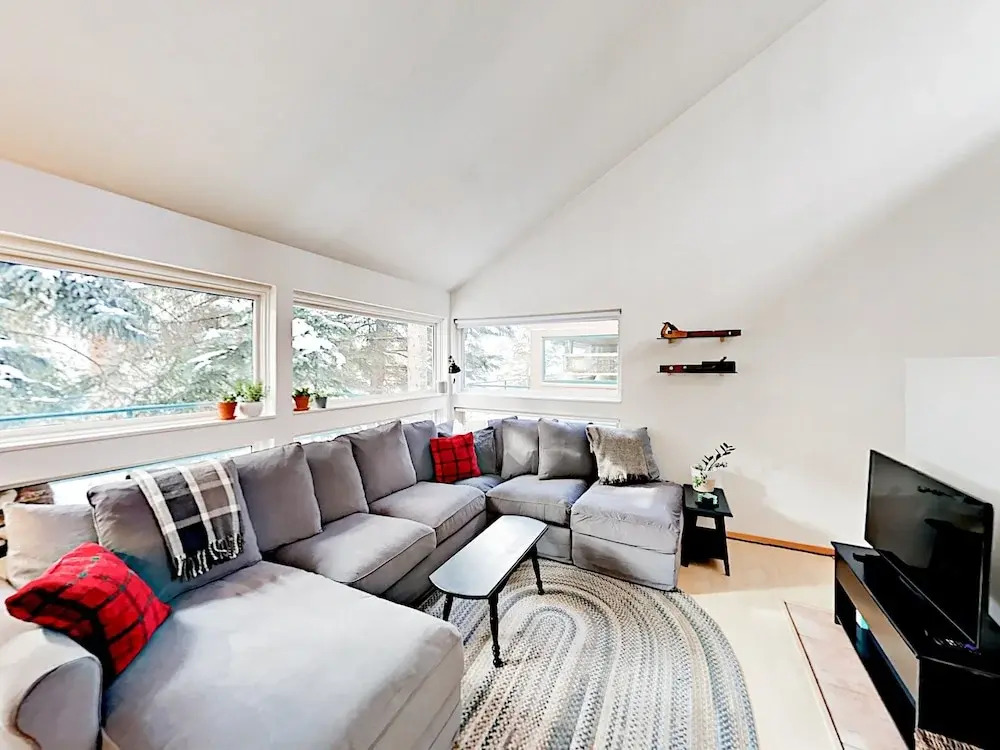 3BR w/ Fireplace, Pool, & Hot Tub
