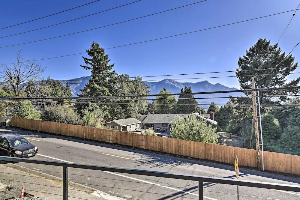 Stunning Stevenson Retreat w/ Mountain Views!