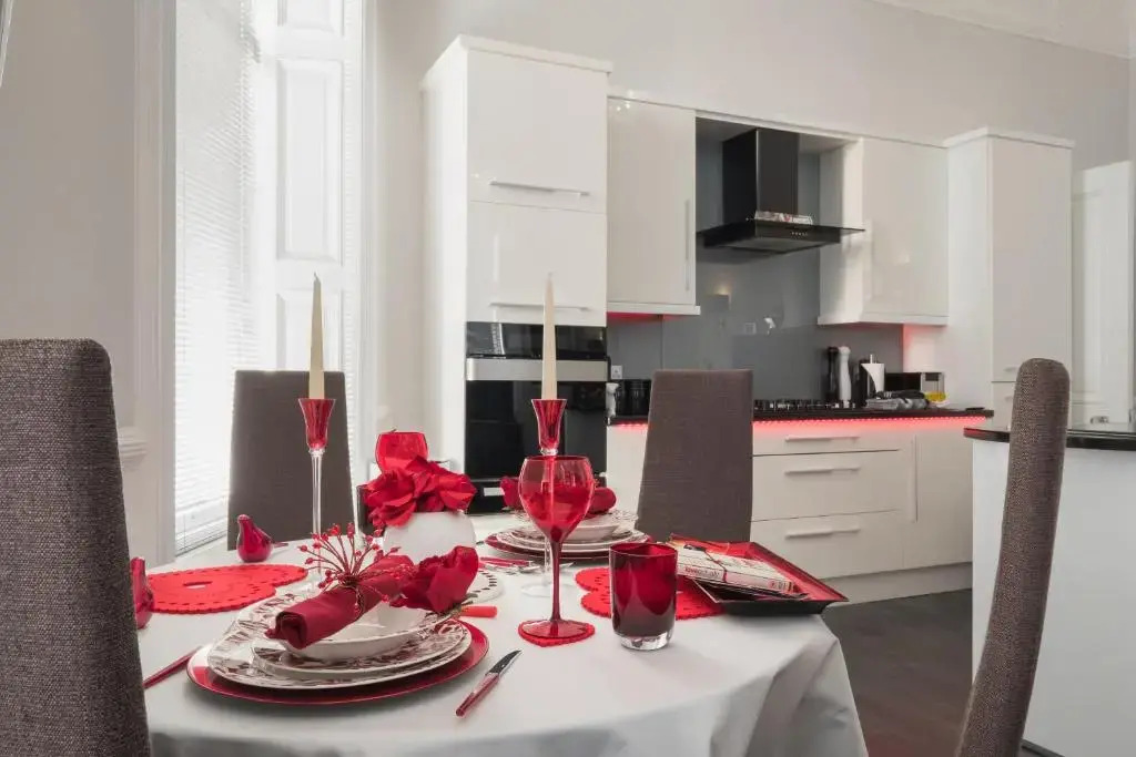 Marks At The Manor Luxury Riverside Apartments - Sleeps up to 4, with Parking and Sky TV