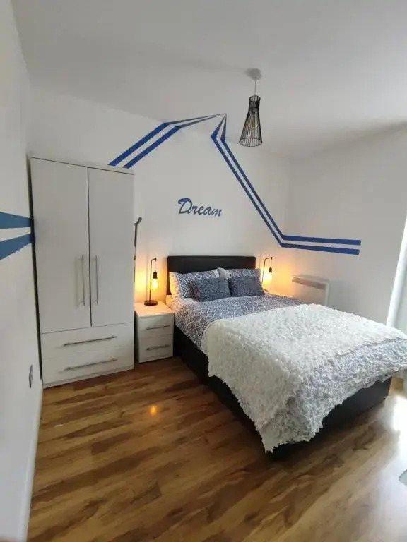 Blue Escape--Lovely 2beds 1bath with free parking
