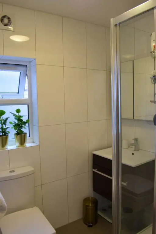 Modern 2 Bedroom Flat in Queen's Park