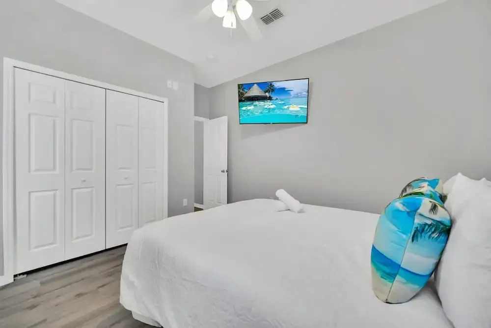 Charming Home With Private Pool and Electric Fire Place! #4bc110