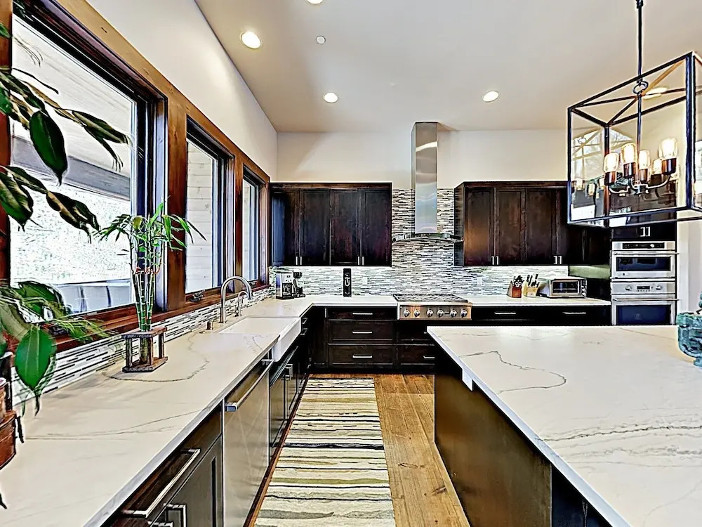 New Listing! All-suite Dream Lodge Near Top Skiing 3 Bedroom Home