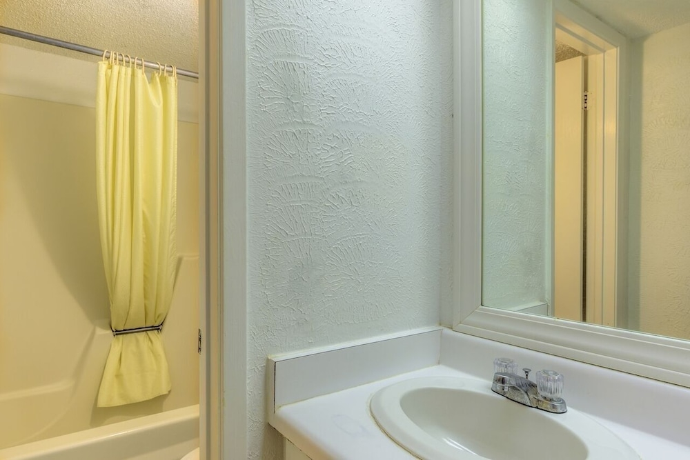 Tiki 123 - Steps To Beach Condo W/ Pools & Balcony 1 Bedroom Condo