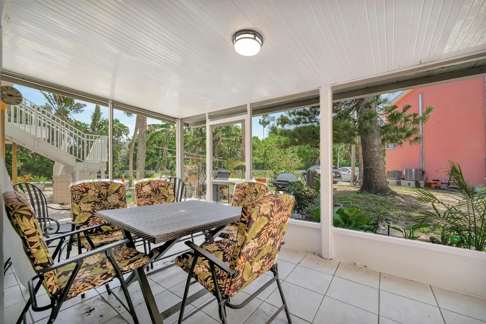 Your own Tropical Resort Heated Pool Pickleball