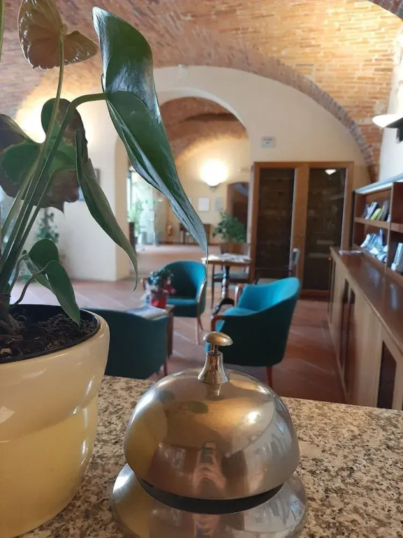 Casa REGINA MONTIS REGALIS