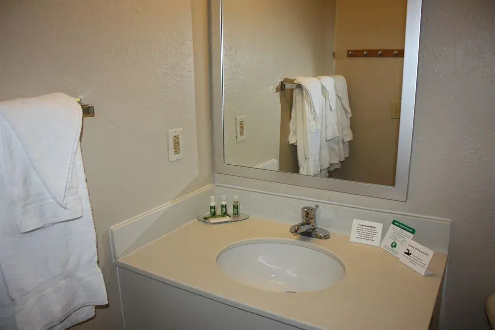 NEW 2026-Ocean Sands Beach Boutique Inn-24Hr Sauna and Salt-Mineral Pool-Free Beach Bikes and Famous Beach-Fresh Baked Cookies-Popcorn-In Room Bathrobes-Sunscreen-65 Inch TVsNetflix-Bedside Candy-Free Laundry- 4 Grand Black Beds-Call & Save-1-252-AHA-SAND