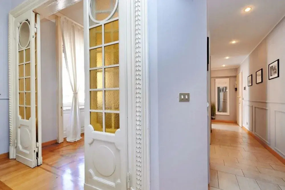 Hintown Austere Elegance