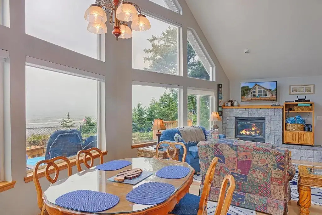 Beachfront Moclips Retreat w Hot Tub Fire Pit