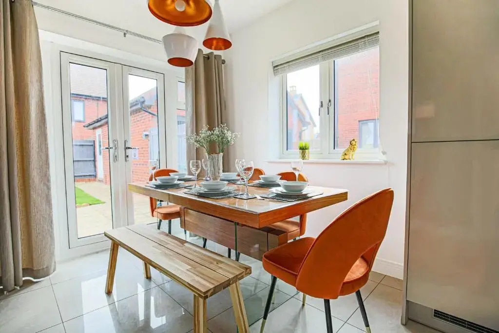 Luxury House with Pool Table, Smart TVs, Garden and Free Parking by Yoko Property