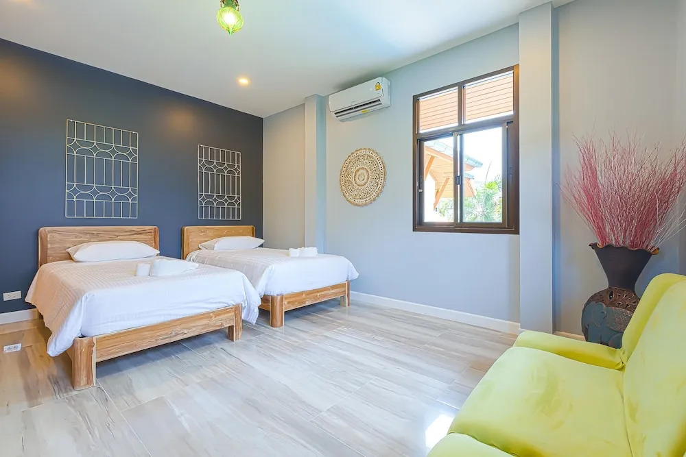 Pool villa  4 BR walking to Beach HV