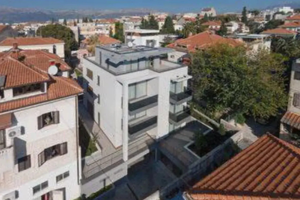 Residence by Vestibul Palace