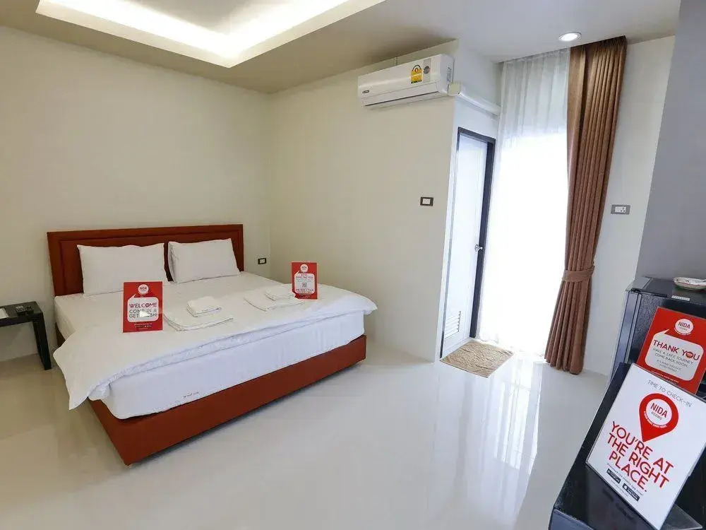 Nida Rooms Central 353 Clock Spin