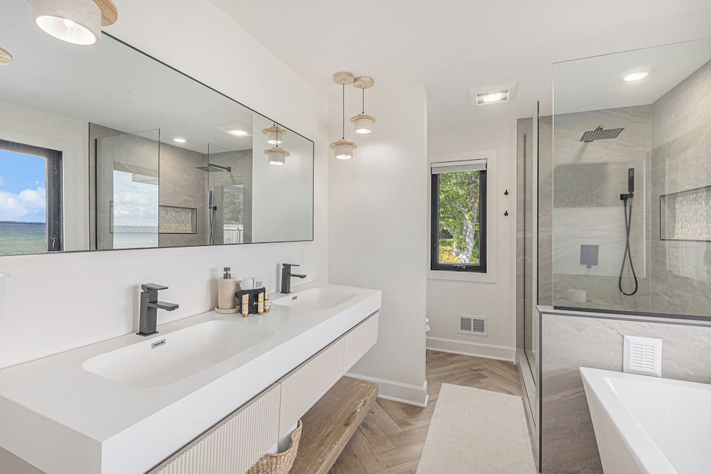 Waterfront Retreat on West Bay w Hot Tub, Games & More! 7345
